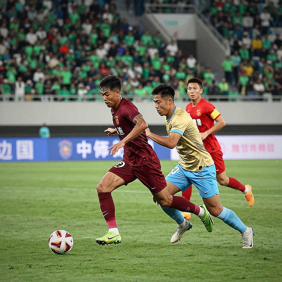 Erik Lira, Edson Álvarez và cánh cửa mùa đông: Khi định giá trở thành bức tường vô hình