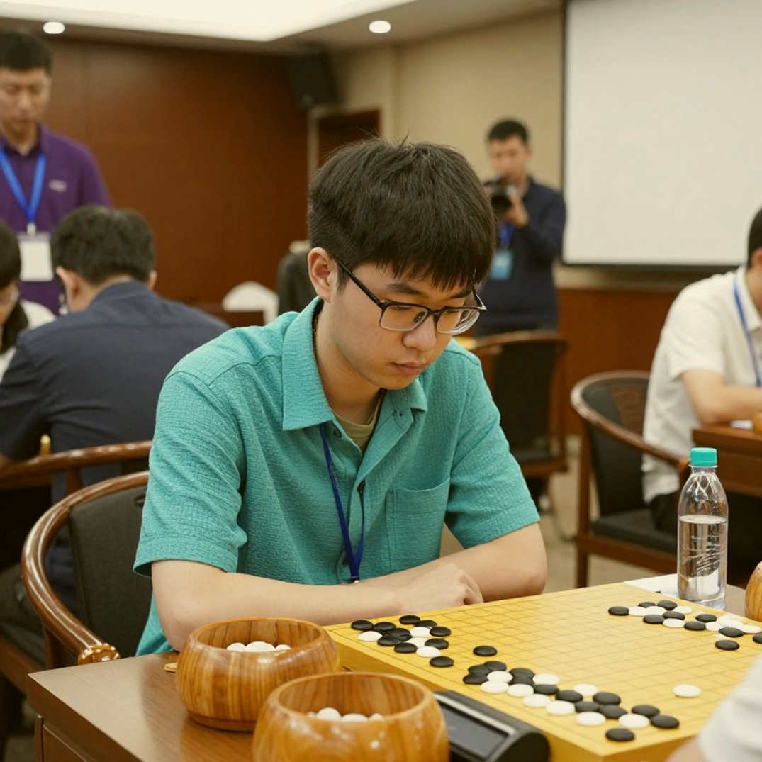 Nước cờ 3.f6 của Carlsen và lời khen hiếm hoi dành cho Sindarov: Ván hòa tại GCL 2026 đang kể câu chuyện gì? Nước cờ 3.f6 của Carlsen và lời khen hiếm hoi dành cho Sindarov: Ván hòa tại GCL 2026 đang kể câu chuyện gì?